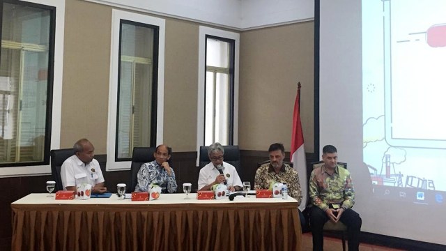 Wakil Menteri ESDM Arcandra Tahar (kedua dari kiri) dan Kepala SKK Migas Dwi Soetjipto (tengah) Umumkan Temuan Potensi Cadangan Gas  Sebesar 2 TCF yang Dikelola Repsol di Blok Sakakemang. Foto: Ema Fitriyani/kumparan