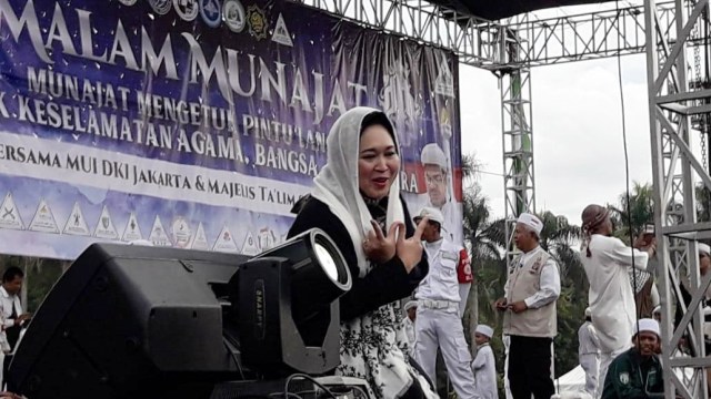 Titiek Soeharto berada di panggung malam munajat 212 di Kawasan Monumen Nasional (Monas), kamis, (21/2). Foto: Moh Fajri/kumparan