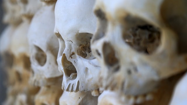 Ribuan tengkorak korban yang di simpan di menara Stupa memorial. Foto: Aditia Noviansyah/kumparan