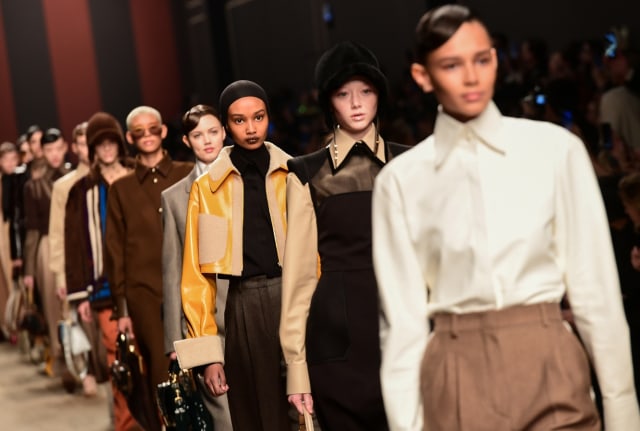 Rancangan terakhir Karl Lagerfeld untuk rumah mode Fendi di Milan Fashion Week 2019. Foto: Miguel Medina/ AFP