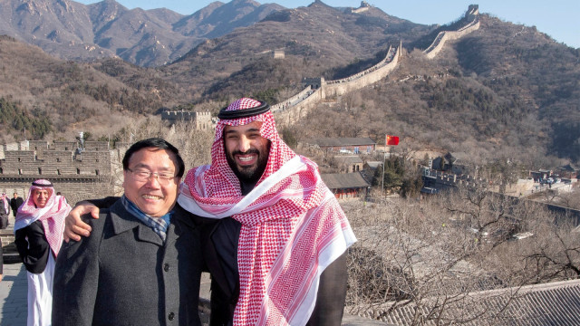 Putra Mahkota Arab Saudi Mohammed bin Salman berfoto dengan Duta Besar Tiongkok untuk Arab Saudi Li Huaxin saat berkunjung ke Tembok Besar China di Beijing, China. Foto: Bandar Algaloud/Courtesy of Saudi Royal Court/Handout via REUTERS