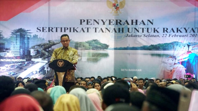 Gubernur DKI Jakarta Anies Baswedan hadir di acara penyerahan sertifikat tanah untuk rakyat di Gelanggang Remaja, Pasar Minggu, Jakarta Selatan, Jumat (22/2). Foto: Irfan Adi Saputra/kumparan