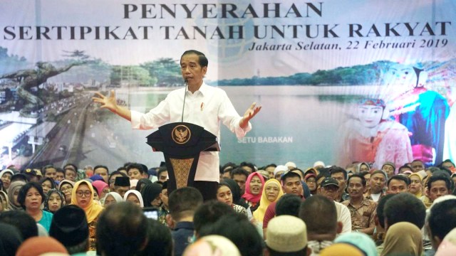 Presiden Jokowi di acara penyerahan sertifikat tanah untuk rakyat di Gelanggang Remaja, Pasar Minggu, Jakarta Selatan, Jumat (22/2). Foto: Irfan Adi Saputra/kumparan