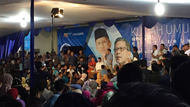 Suasana kuliah umum Rocky Gerung di halaman Adi TV, Sleman, DIY. Foto: Arfiansyah Panji/kumparan