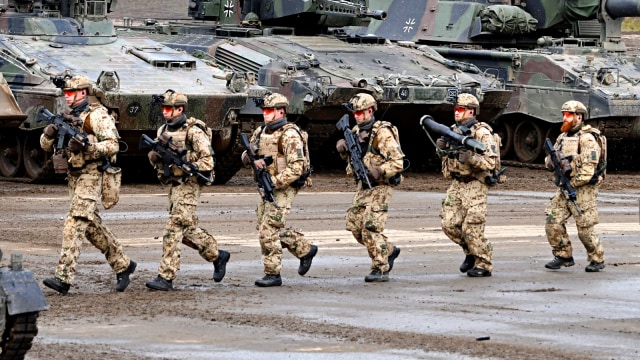 Seragam Militer Jerman. Foto: AFP/Patrik Stollarz