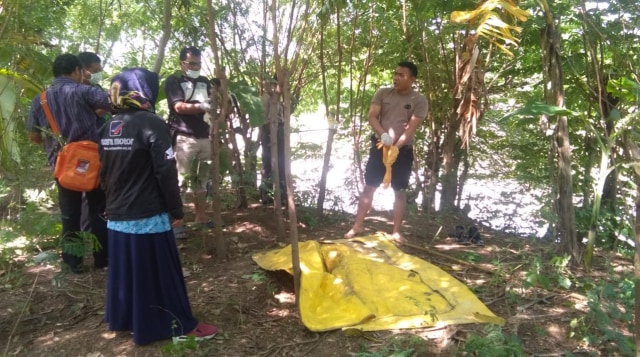 Penemuan mayat laki-laki di Sungai Gung Tegal, Jumat (22/2). (Foto: Dok. Polsek Kramat)