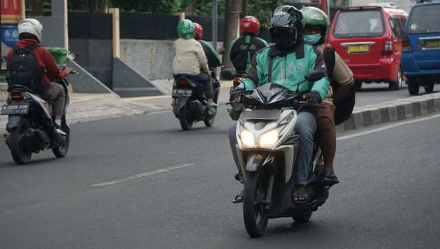 Ilustrasi pengendara motor menggunakan sarung tangan. Foto: Irfan Adi Saputra/kumparan
