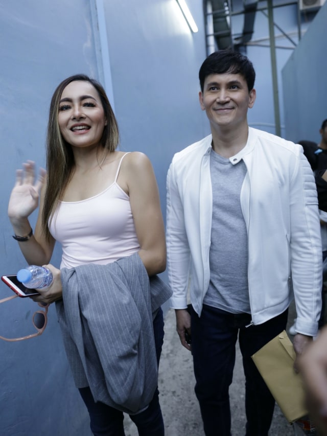 Artis Dewi Rezer (kiri) dan Marcellino (kanan) saat ditemui wartawan seusai mengisi acara di studio Trans TV Jakarta Jumat (22/02). Foto: Ronny