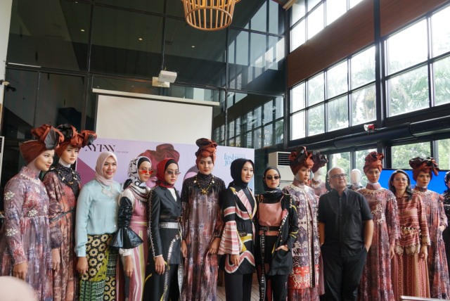 Koleksi Dian Pelangi dan Itang Yunasz di New York Fashion Week. Foto: Avissa Harness/kumparan