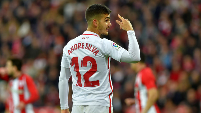 Andre Silva pada laga bersama Sevilla. Foto: ANDER GILLENEA / AFP
