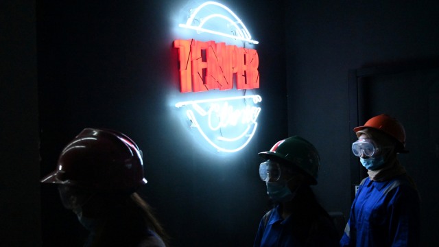 Genta Kalbu Tanjung bersama dengan dua temannya saat akan memulai sesi permainan di Klinik Temper, di Jakarta. Foto: AFP/GOH Chai Hin