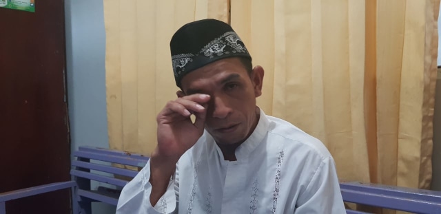 Rasilu, tukang becak yang tertimpa kasus tabrakan (Foto: ambonnesia)