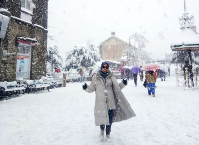 Menikmati hujan salju di Shimla, ibu kota negara bagian Himachal Pradesh, India. Foto: Fahima Taufan/SulbarKini