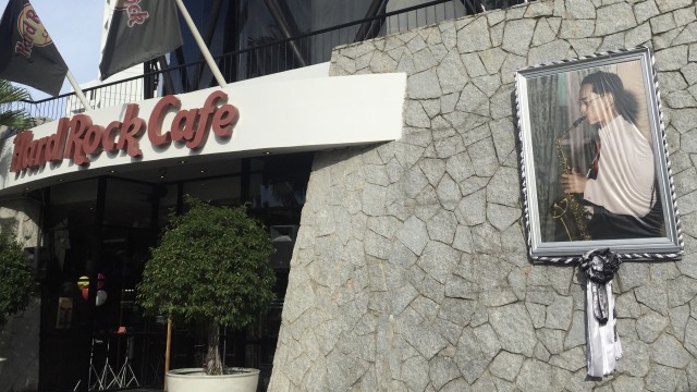 Raja Bhumibol yang piawai memainkan Saxophone diabadikan di depan Hard Rock Cafe Pattaya (sumber: pribadi)