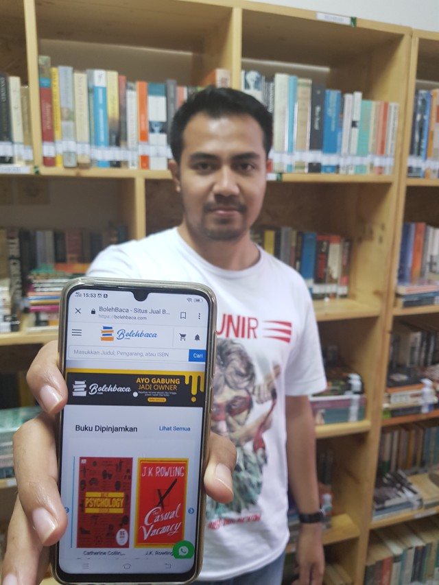 Rezza Deviansyah menunjukan start up bolehbaca.com yang dia dirikan. (Foto: Irham Thoriq/Tugu Malang)