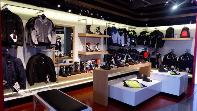 Pilihan jaket motor Alpinestars Foto: Aditya Pratama Niagara/kumparanOTO