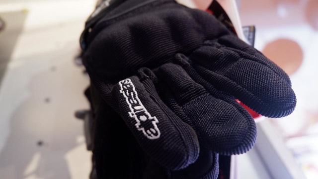 Sarung tangan motor Alpinestars Foto: Aditya Pratama Niagara/kumparanOTO