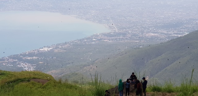 Sejumlah pengunjung objek wisata Puncak Gunung Salena, saat menikmati keindahan alam di wilayah itu, Sabtu (23/2/2019). Foto: PaluPoso/Amar Burase