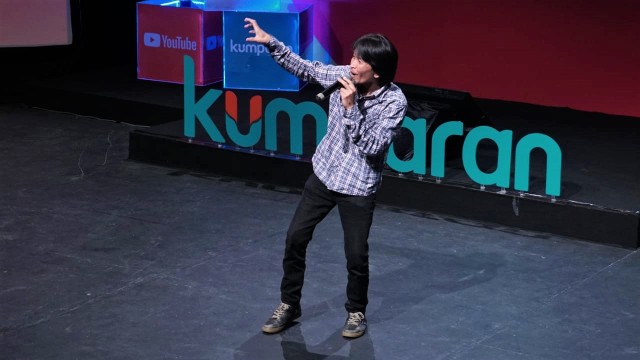 Instruktur hipnoterapi, Asep Herna saat memberikan materi kepada peserta kumparan Diskusyen di Teater Salihara, Pasar Minggu, Jakarta. Foto: Iqbal Firdaus/kumparan