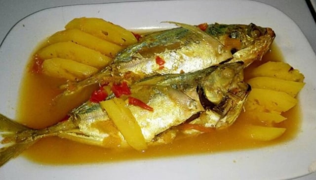 Lempah Kuning dengan menu utama ikan laut dan irisan buah nanas.(ist)