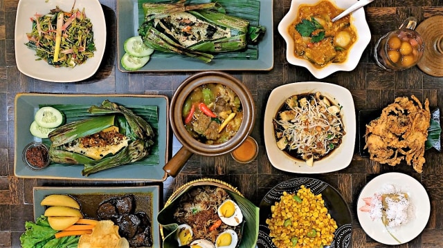 Caption: Aneka Makanan Indonesia (Sumber: anakjajan.com)