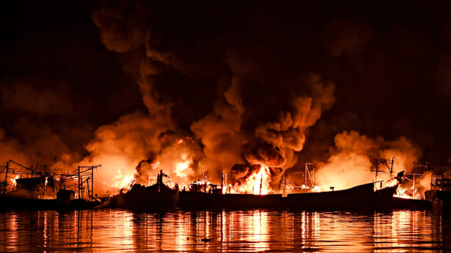 Sejumlah kapal nelayan terbakar di Pelabuhan Muara Baru, Jakarta. Foto: Antara/Hafidz Mubarak A