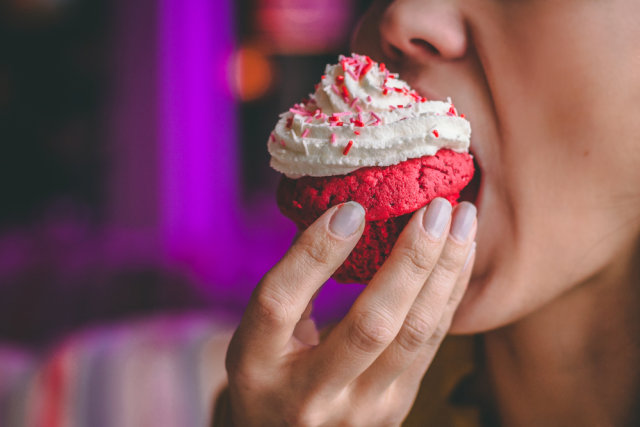 Ilustrasi makan kue Foto: Shutter Stock