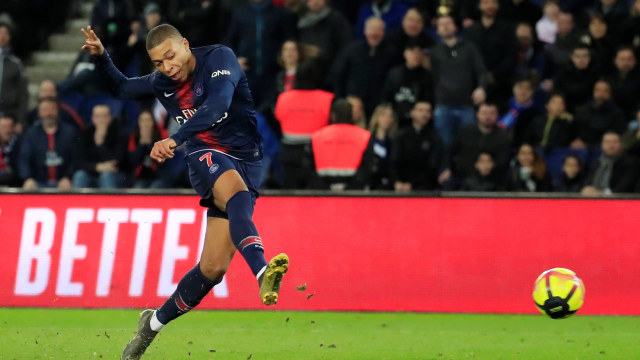 Aksi Mbappe di laga melawan Nimes. Foto: REUTERS/Gonzalo Fuentes