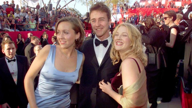 Edward Norton (tengah) dan Drew Barrymore (kanan). Foto: AFP PHOTO/Lucy NICHOLSON