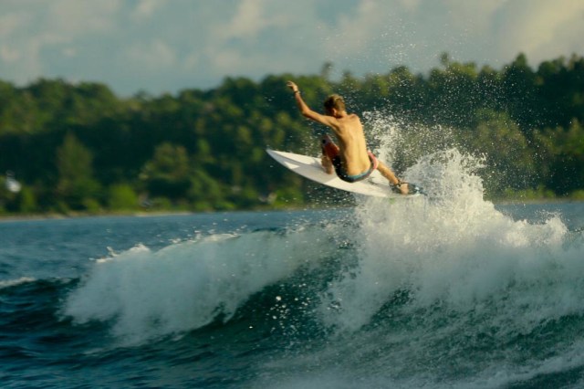 Seorang bule melakukan jumping di pantai Simeulue. Foto: Suparta/acehkini