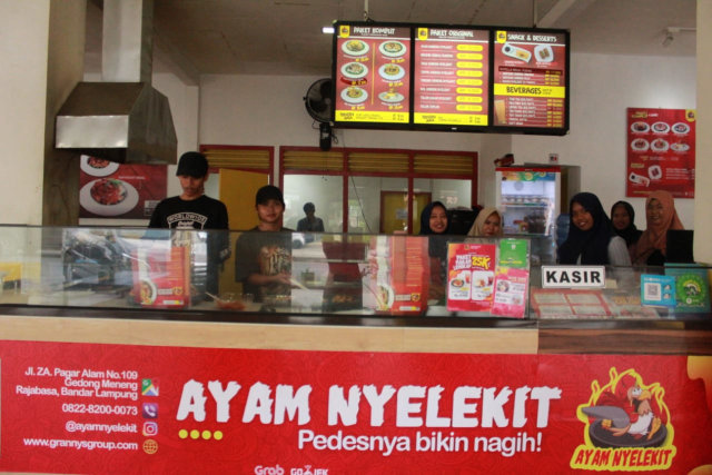 Suasana open kitchen di gerai Ayam Nyelekit Rajabasa | foto: Latifah Desti Lustikasari/lampunggeh.co.id