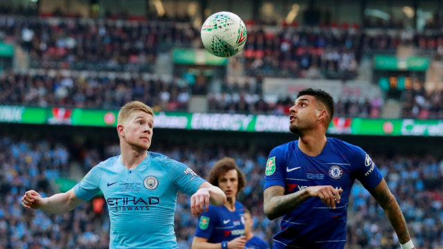 Kevin de Bruyne dan Emerson Palmieri beraksi di final Piala Liga. Foto: Reuters/Andrew Couldridge