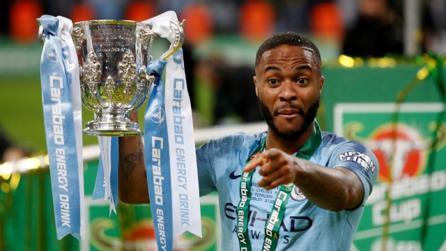 Raheem Sterling dengan trofi Piala Liga. Foto: Reuters/Carl Recine