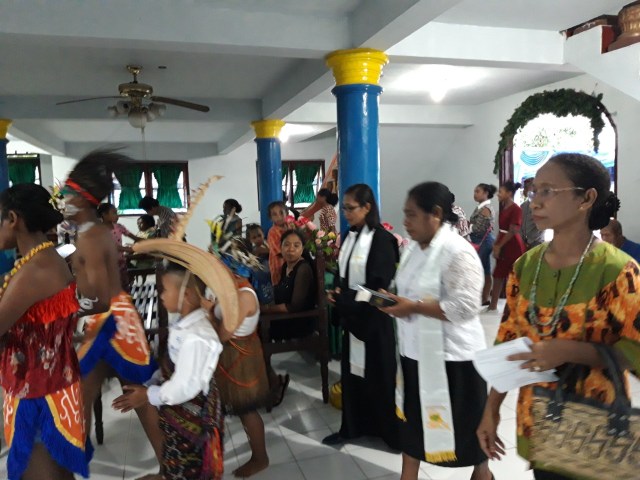 Prosesi Mengatar Pelayan Firman Menuju Mimbar. Foto: Eldo/balleonews-kumparan