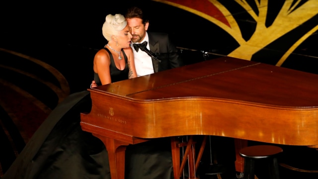 Penampilan Lady Gaga dan Bradley Cooper saat menyanyikan lagu "Shallow" di Academy Awards 2019. Foto: REUTERS/Mike Blake