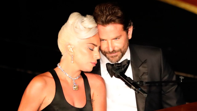 Penampilan Lady Gaga dan Bradley Cooper saat menyanyikan lagu "Shallow" di Academy Awards 2019 Foto: REUTERS/Mike Blake