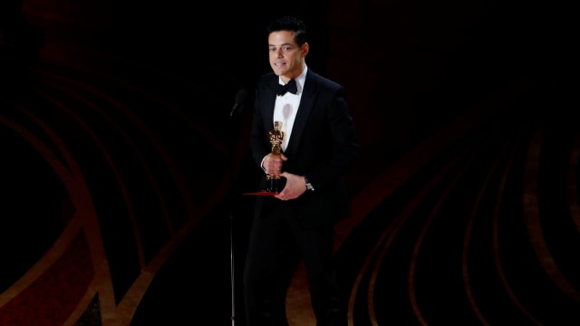 Rami Malek saat menerima Piala Oscar untuk Best Actor untuk Film "Bohemian Rhapsody" di Academy Awards 2019. Foto: REUTERS/Mike Blake