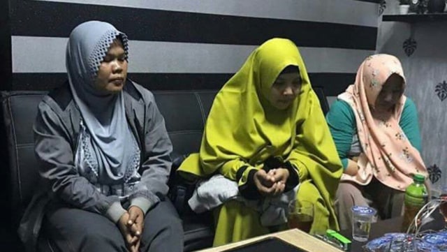 Tiga ibu yang melakukan kampanye hitam ke Calon Presiden nomor urut 01, Jokowi, di Karawang. Foto: Dok. Istimewa