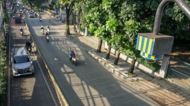 Kamera yang dapat digunakan untuk tilang elektronik atau E-TLE (Electronic Traffic Law Enforcement) di jalur Bus Transjakarta. Foto: Iqbal Firdaus/kumparan