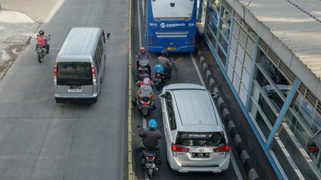 Jalur Bus Transjakarta yang akan dipasang kamera untuk tilang elektronik atau E-TLE. Foto: Iqbal Firdaus/kumparan