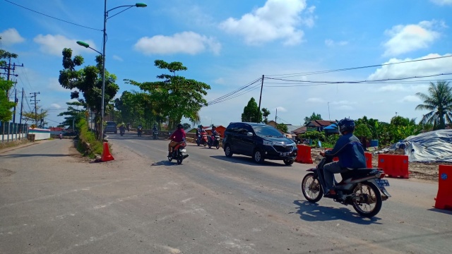 Lalu lintas di Jembatan Alalak 1 belum ditutup karena terganjal instalasi listrik dan air bersih. Foto: Zahidi/banjarhits.id