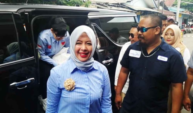 Istri Cawapres Sandiaga Uno (kiri) saat di Rutan Medaeng