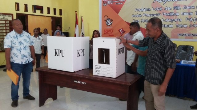 KPU Rakit Surat Suara Pemilu 2019,Foto: Tery/balleo-kumparan