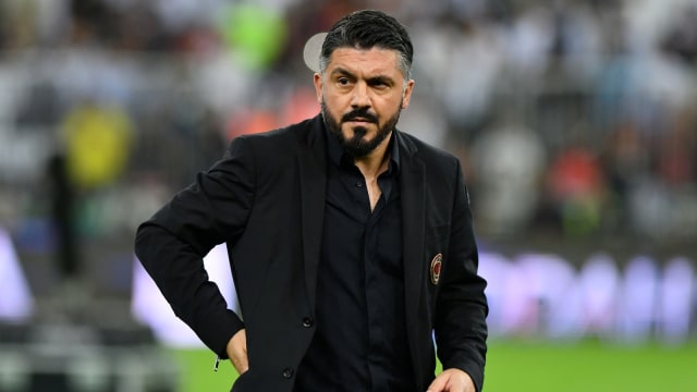 Gattuso mendampingi Milan di laga Supercoppa Italiana. Foto: Reuters/Waleed Ali