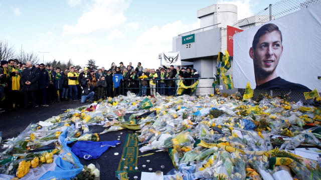 Karangan bunga untuk Emiliano Sala di markas Nantes. Foto: Reuters/Stephane Mahe