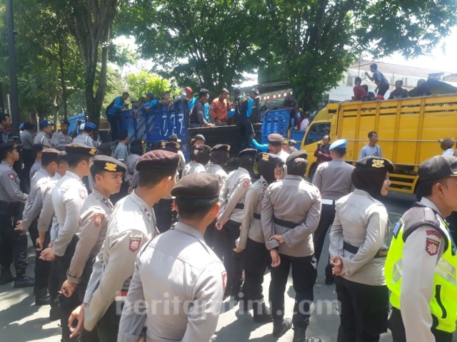 Tuntut Selesaikan Kasus Prona, Ribuan Warga Demo di Polres Malang