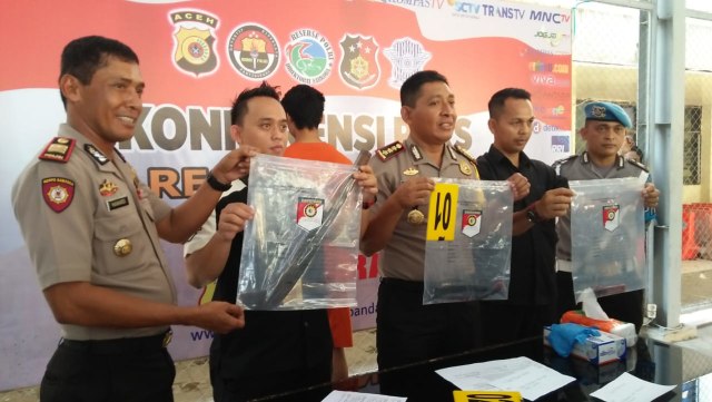 Polisi memperlihatkan barang bukti pembunuhan di Polresta Banda Aceh, Selasa (26/2). Foto: Husaini Ende 
