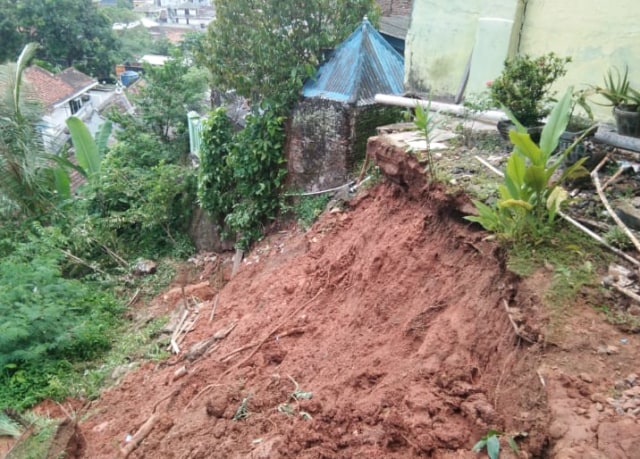 Salah satu rumah di Kampung Dwi Jaya, Kelurahan Pidada, Kecamatan Panjang yang terkena dampak longsor | Foto : Obbie Fernando/Lampunggeh.co.id