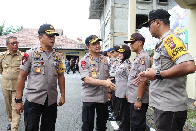 Kapolri Jenderal Pol. Tito Karnavian melakukan kunjungan sekaligus melihat persiapan pengamanan Pilpres 2019 dan pencegahan Karhutla di Mapolda Kalbar, Selasa (26/2). Foto: Herman SP