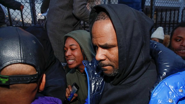 R. Kelly berjalan keluar meninggalkan penjara Cook County di Chicago, Illinois, Amerika Serikat. Foto: Reuters/Kamil Krzaczynski